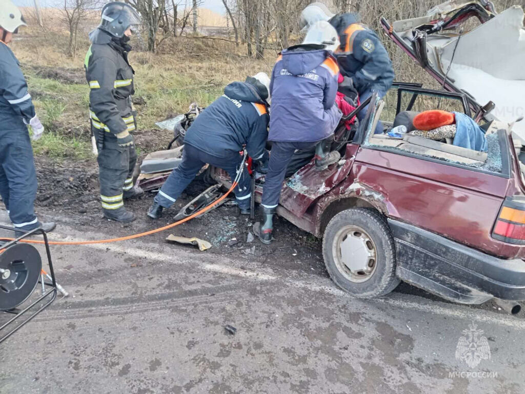 Под Брянском произошло жуткое ДТП: пострадавшего деблокировали из авто |  Брянская губерния | Дзен