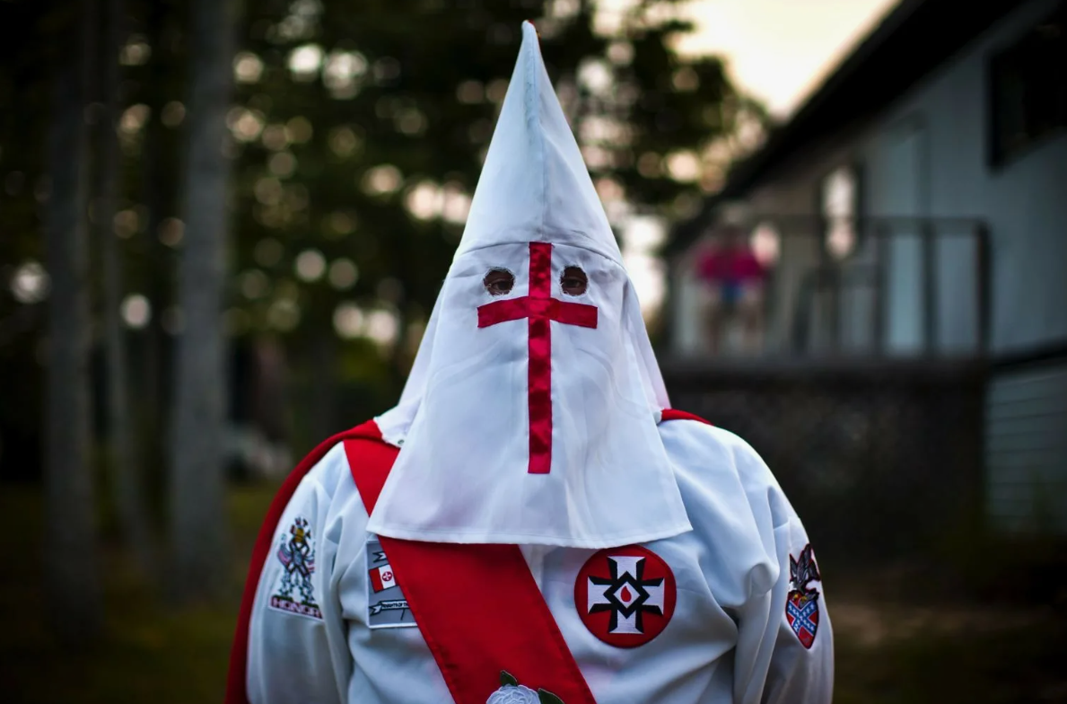 Движение ку клукс клан. Собрание ку клукс клана. Ku klux клан. Ку-клукс-клан звания. Клукс клан 2022.