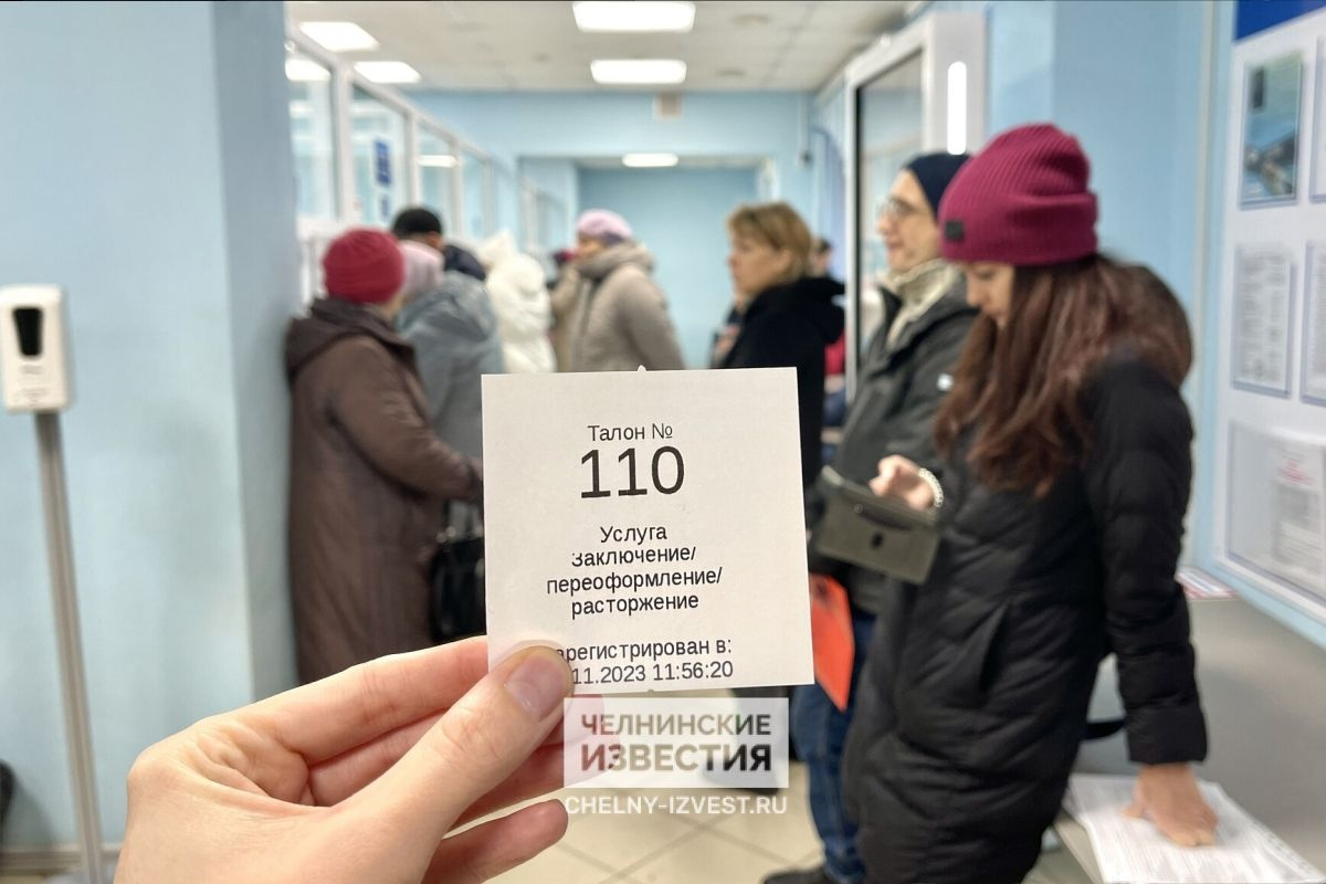 Талонов нет": челнинцы, отказывающиеся от биометрии, парализуют работу МФЦ Челни