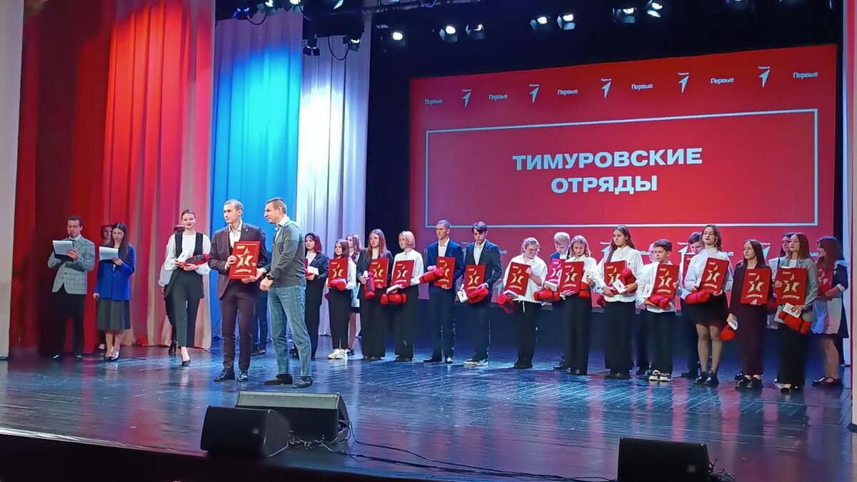    Во Дворце молодежи проходит форум "Герои Курского края"