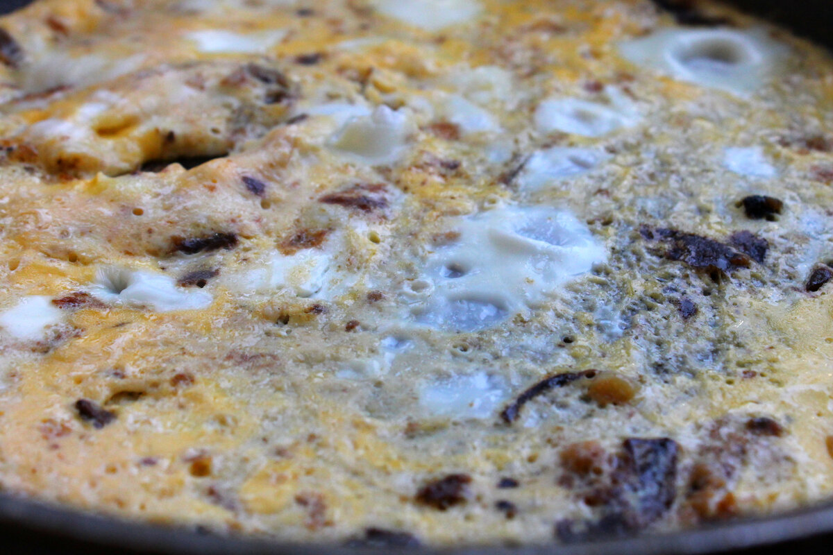 Два яйца здесь. Поджаристый лук сделал яичницу еще вкуснее.