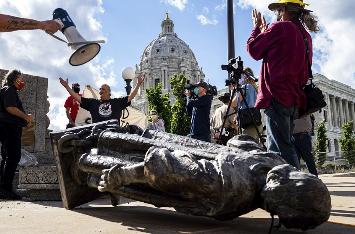 Скульптура деймон. Снесения памятника джордж вашингтон. Повреждённый памятник ленину. Коррозия памятников архитектуры. Греческая скульптура разрушенная.