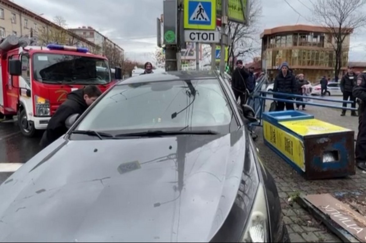    Иномарка врезалась в остановку во Владикавказе, пострадали два человека