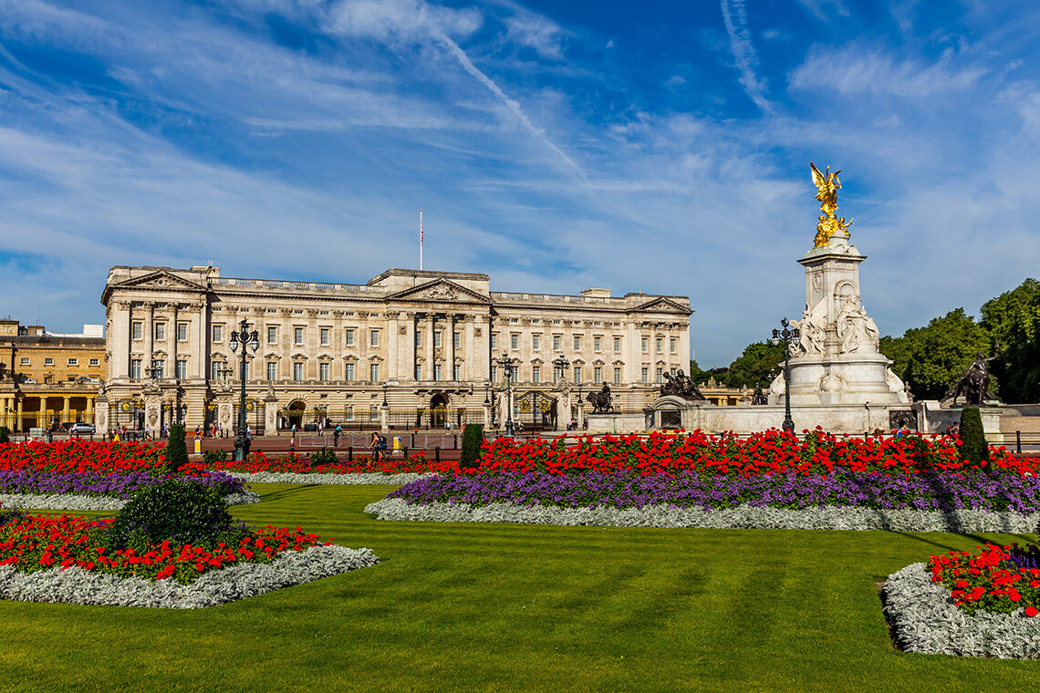 Royal palaces in london. Достопримечательности Англии Букингемский дворец. Великобритания Букингемский дворец с королевой. Букингемский дворец Джон Нэш. Резиденция королевы Виктории.