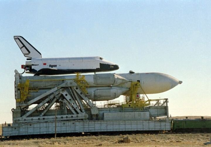 Фото: Альберт Пушкарев/ТАСС       9–10 октября 1988 г., Казахская ССР, Кызылординская область, Ленинск. Вывоз универсальной ракетно-космической транспортной системы «Энергия» с орбитальным кораблем многоразового использования «Буран» на стартовую площадку космодрома Байконур.