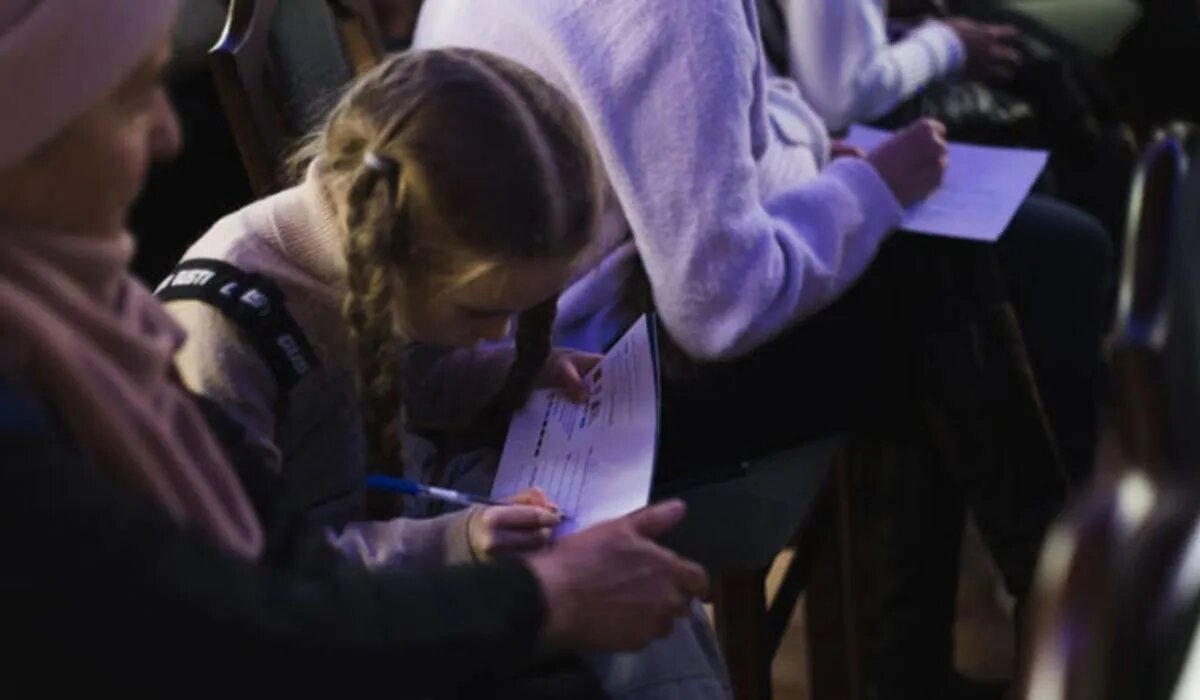 Девочка пишет письмо. Источник: omskzdes.ru Автор фото: Дарья Пучкова 