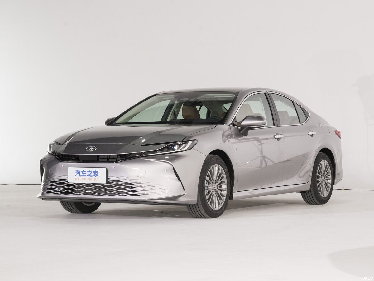 Гибридная Toyota Camry девятого поколения  📷
