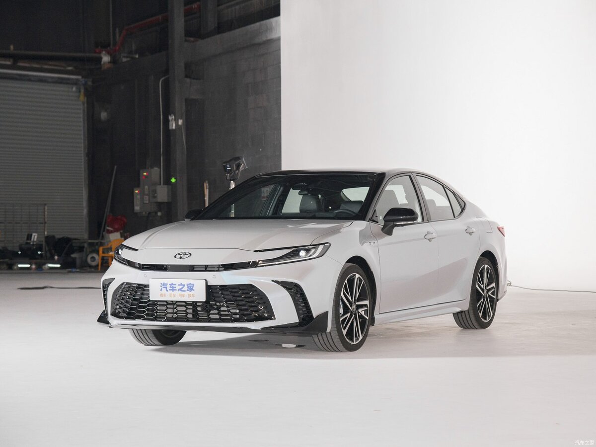 Toyota Camry девятого поколения с 2-литровым бензиновым мотором  📷
