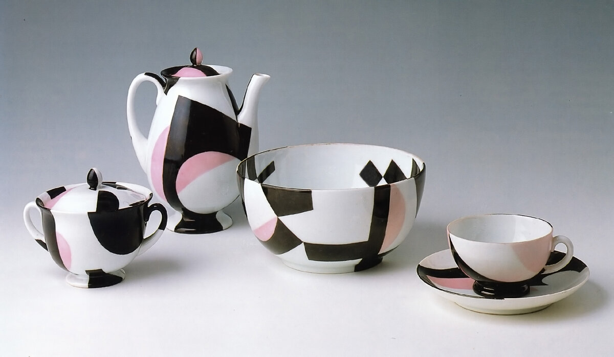 Сергей Чехонин (форма «Наркомпрос»). Николай Лапшин (роспись). Сервиз «Чёрное с розовым». 1923. ГФЗ. Государственный Эрмитаж / Мз-С-1796 (кофейник). Источник: vk.com/ipm_ru