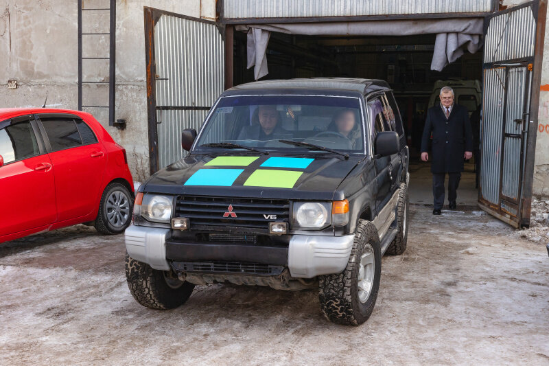    Коллектив больницы Нижневартовска передал автомобиль и гуманитарную помощь медсестре в зону СВО