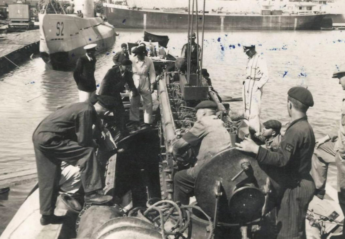 Ремонт дизеля на подводной лодке «Рекинул» на заднем плане «S-2» («Maрсуйнул») 