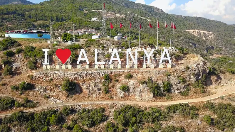 Надпись «I love Alanya» вблизи.