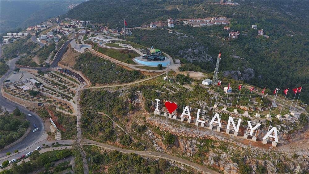 Надпись «I love Alanya» сверху.