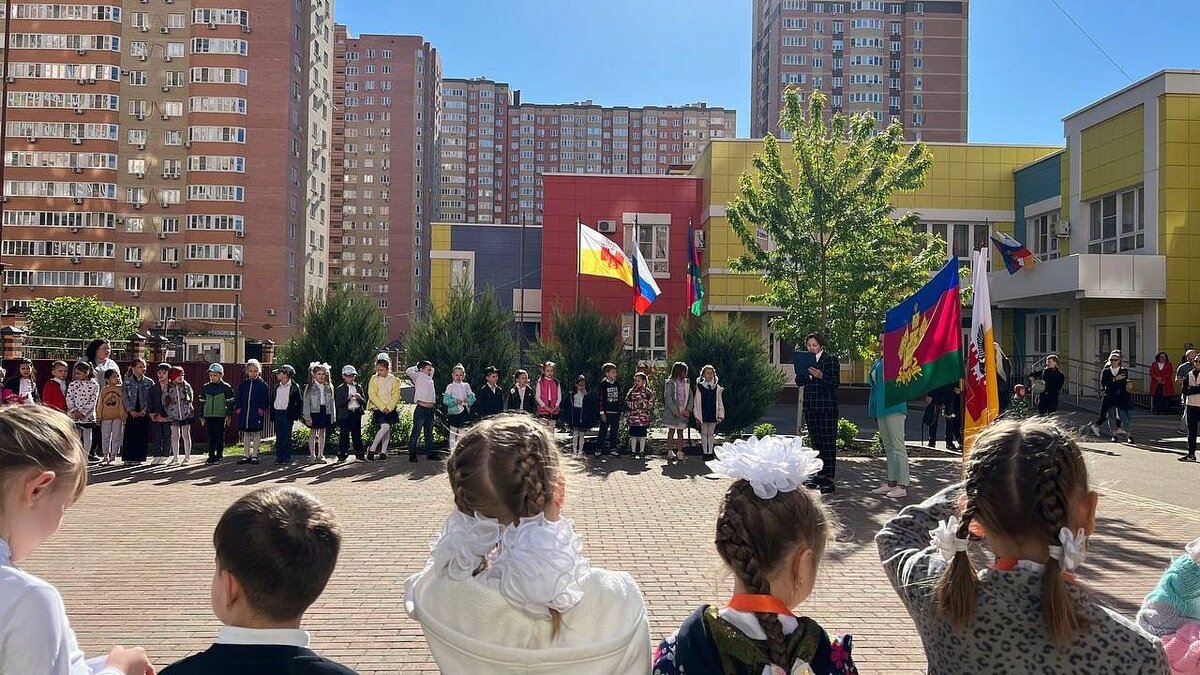    Краснодарцы продолжают получать сертификаты о допобразовании. Фото: телеканал «Краснодар»