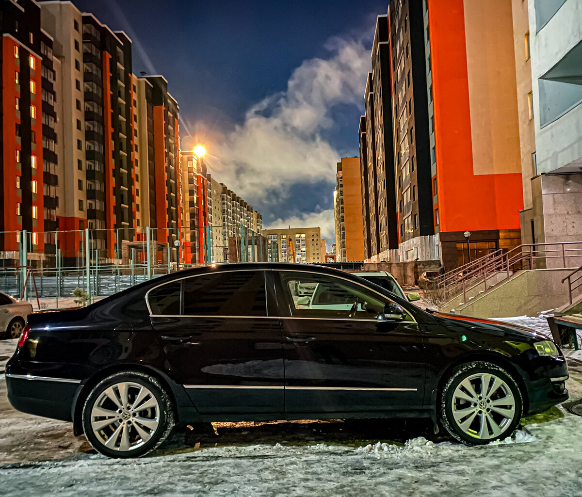 Автомобили немецкого концерна Volkswagen длительное время остаются популярными на вторичном рынке. До сегодняшнего дня определенным рейтингом в нашей стране пользуется транспорт с большим возрастом. Шестое поколение Пассат не успело сильно состариться, машинка выглядит довольно привлекательно и обладает вполне современной техникой. Конечно, это далеко не идеальный автомобиль, и сегодня мы расскажем обо всех сюрпризах и возможных неприятностях, которые ожидают владельца данного авто. Тем не менее, это немецкий автомобиль, в котором реализован прекрасный кузов, отлично спроектирована техническая часть, а также предоставлен невероятный комфорт поездки на автомобиле. Пассат B6 - это мечта многих потенциальных автовладельцев, которые хотят приобрести надежный европейский автомобиль с хорошими данными по всем параметрам. Но не стоит забывать о том, что эта машина уже в возрасте, и выбирать ее нужно очень осторожно.

Подержанный седан оказывается довольно противоречивой покупкой, особенно, если вы не слишком хорошо присматриваетесь к машине во время выбора. Довольно часто на рынке можно найти некачественно восстановленные после аварий или просто сильно изношенные варианты техники.

Все детали подвески служат долгие годы, нет необходимости постоянно ездить на сервис. Из ремонта до 200 000 км пробега может быть замена сайлентблоков и некоторые работы с пыльниками рулевых механизмов. В остальном подвеска и управление машины не требуют внимания. Но в самых важных технических агрегатах все не так красочно, как хотелось бы. Вопрос недостаточно высокого качества остается актуальным для многих версий данного авто. Давайте рассмотрим это подробнее.

Линейка моторов на данной модели просто невероятно широкая. Перечислять все двигатели не имеет смысла, сегодня мы поговорим только о самых привлекательных и самых проблематичных вариантах. Популярными стали бензиновые агрегаты, а дизели были лишены внимания российских покупателей, и очень зря. Пусть они чувствительны к качеству топлива, но зато без проблем служат до 300 000 км пробега без ремонтов. В остальном с агрегатами могут быть такие проблемы:

базовый атмосферный мотор на 1.6 литра и 102 лошадиные силы прекрасен во всем, кроме разгона 12.9 секунд до 100 км/ч, именно этот двигатель стоит брать, если вам нужна немецкая надежность;
турбированный мотор 1.8 TSI имел несколько версий на данном авто, двигатель отличается проблематичными деталями ГРМ и вопросами к турбине, а также очень чувствителен к бензину;
2-литровые турбированные агрегаты редкие, так как стоили довольно дорого, но они демонстрируют вполне боевую выносливость в российских условиях, несмотря на турбины;
на поздние версии также устанавливали 1.4 TSI со 122 лошадками, который не зарекомендовал себя хорошо на Пассат, покупать его стоит только с пробегом до 100 000 км;
дизельные агрегаты 2.0 прекрасно справляются со своими обязанностями, но очень активно ломаются, если вы зальете в них некачественное топливо, так что стоит быть осторожным.

Самые популярные моторы - 1.8 TSI. Именно с ними владельцы натерпелись немало проблем. После 100 000 км начинаются проблемы с ГРМ, нужно менять цепь, а если она соскочит, то замене подлежит вся головка блока цилиндров. Помпа выходит из строя раньше срока замены, сама турбина служит около 100 000 км, что невероятно мало для такого дорогого элемента системы двигателя. Это были не самые удачные моторы, но они оказались самыми массовыми в своем сегменте.

 Конечно, для автомобилей 2006-2010 лет выпуска стоит выбирать только механическую коробку передач. В истории машины были и традиционные автоматы с гидротрансформатором, которые неплохо себя зарекомендовали. Но их меньшинство. В основном с двигателями TSI устанавливались роботизированные коробки DSG, которые на данном поколении автомобилей служат ну очень плохо. Большинство владельцев хотя бы 1 раз за срок владения сталкивались с дорогостоящим ремонтом такой коробки. Обратите внимание на такие особенности:

роботизированная коробка DSG экономит ваши деньги на топливе, с ней мотор потребляет даже меньше топлива, чем при эксплуатации на механическом КПП с экономичным вождением;
конструкция робота во времена выпуска Passat B6 менялась несколько раз, и в более поздних версиях она была более или менее нормальной, но изначально присутствовала масса проблем;
ремонту данный узел подлежит только в некоторых случаях, чаще всего потребуется агрегатная замена, а новый робот стоит просто невероятно дорого, так что это ощутимая проблема;
требования к обслуживанию высокие, но даже постоянное соблюдение регламента не застрахует вас от агрегатных поломок, эксплуатация должна быть максимально осторожной;
проблемы есть и в других автоматах, так что лучшим решением при покупке подержанного VW Passat станет именно механическая КПП, с ней никаких проблем не возникает вообще.

Авто с хорошим качеством и значительными преимуществами в плане техники не всегда попадаются на рынке б/у автомобилей. VW Passat - признанный лидер сегмента D, это отличный бизнес-седан, который предлагает комфортную поездку и весьма качественное оснащение. Но в нем есть масса мелких неприятностей, которые становятся очевидными уже с возрастом. Поэтому при покупке такого автомобиля следует очень внимательно относиться к важным техническим деталям. Выбор не самого лучшего двигателя может стать причиной очень больших расходов на машину в будущем.

Обратите особое внимание именно на двигатель и коробку. Чем проще они будут, тем больше шансом, что вам не придется делать дорогой ремонт. 1.6 MPI и коробка 6MT - лучшее, что вы можете выбрать для данного автомобиля. Впрочем, можно рискнуть и купить машину с турбированным двигателем, получив еще больше преимуществ в виде динамики, прекрасного расхода топлива, удивительных скоростных режимов. Опасаться следует автоматических коробок DSG с большим пробегом, а также машин, на которых скручен счетчик километров.
