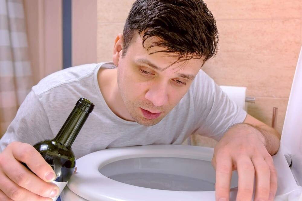 Рвота с алой кровью после алкоголя. Рвота при алкогольном опьянении. Рвота при алкогольном опьянении. Что дать пои отравлении. Рвота при алкогольном опьянении.