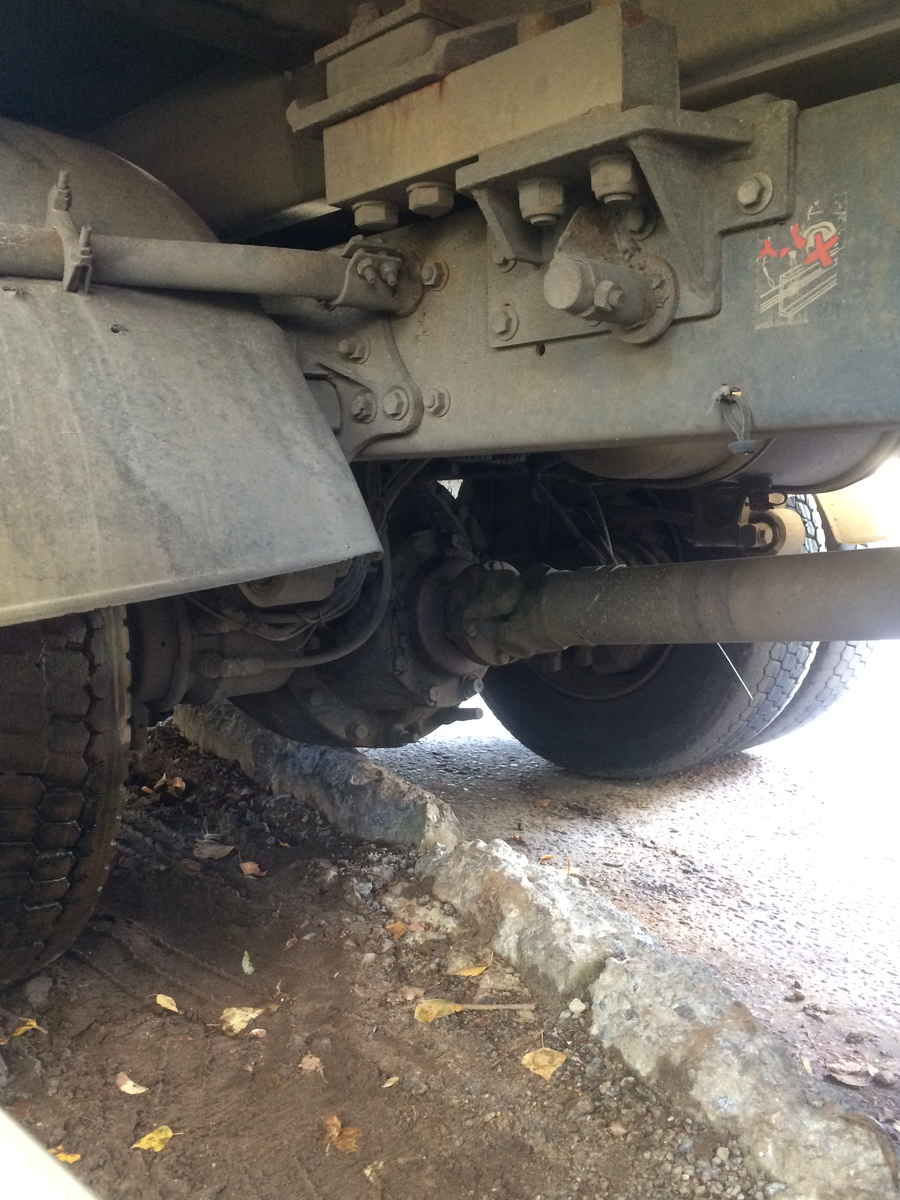 10 ноября 2022 г. мусоровоз сел на бордюр мостом. Обратите внимание на состояние бордюров.