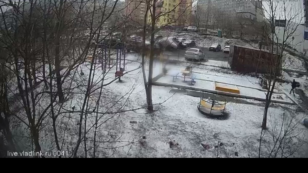     Жители Владивостока пристыдили мужчину за его недопустимое поведение среди белого дня. К тому же, еще и на детской площадке…