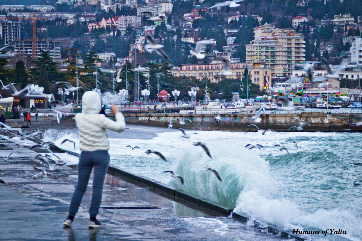 Девушка фотографирует на набережной Ялты // Фото: Андрей Бурдейный
