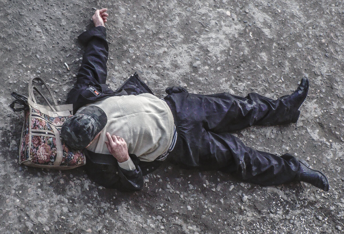 Лежать пьяным на холодной земле не просто, для этого нужно верить в Бога, чтобы он ниспослал свою благодать и защиту))