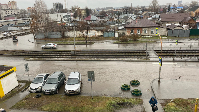     Жители Барнаула жалуются на лежачего полицейского, который создает лужи. «Барнаул 22»