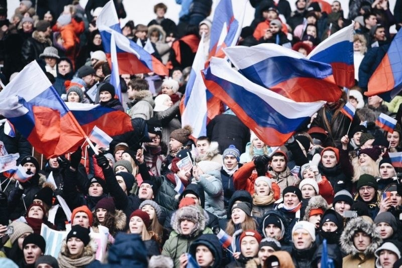 Помощью народа. Толпа с флагами. Толпа людей с флагами. Митинг с флагами России. Толпа с российскими флагами.