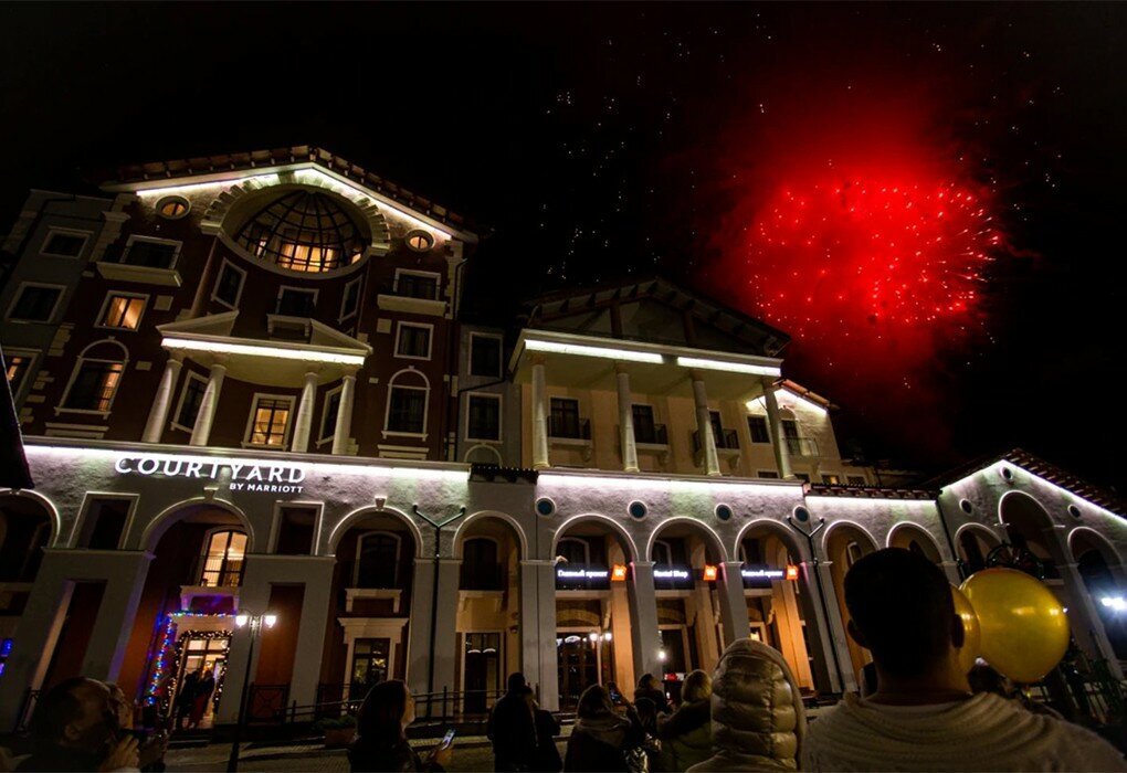 Новогодняя ночь 2023 горки город. Новый год на красной поляне. Новогодняя ночь на красной поляне 2024. Новогодняя ночь на красной поляне 2024. Новогодняя ночь на красной поляне 2024.