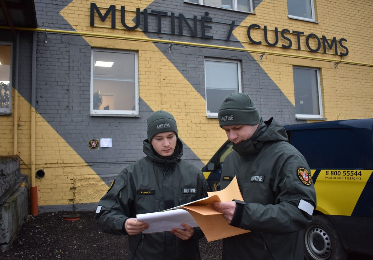 Сотрудники таможни Литвы / Lietuvos muitinė.