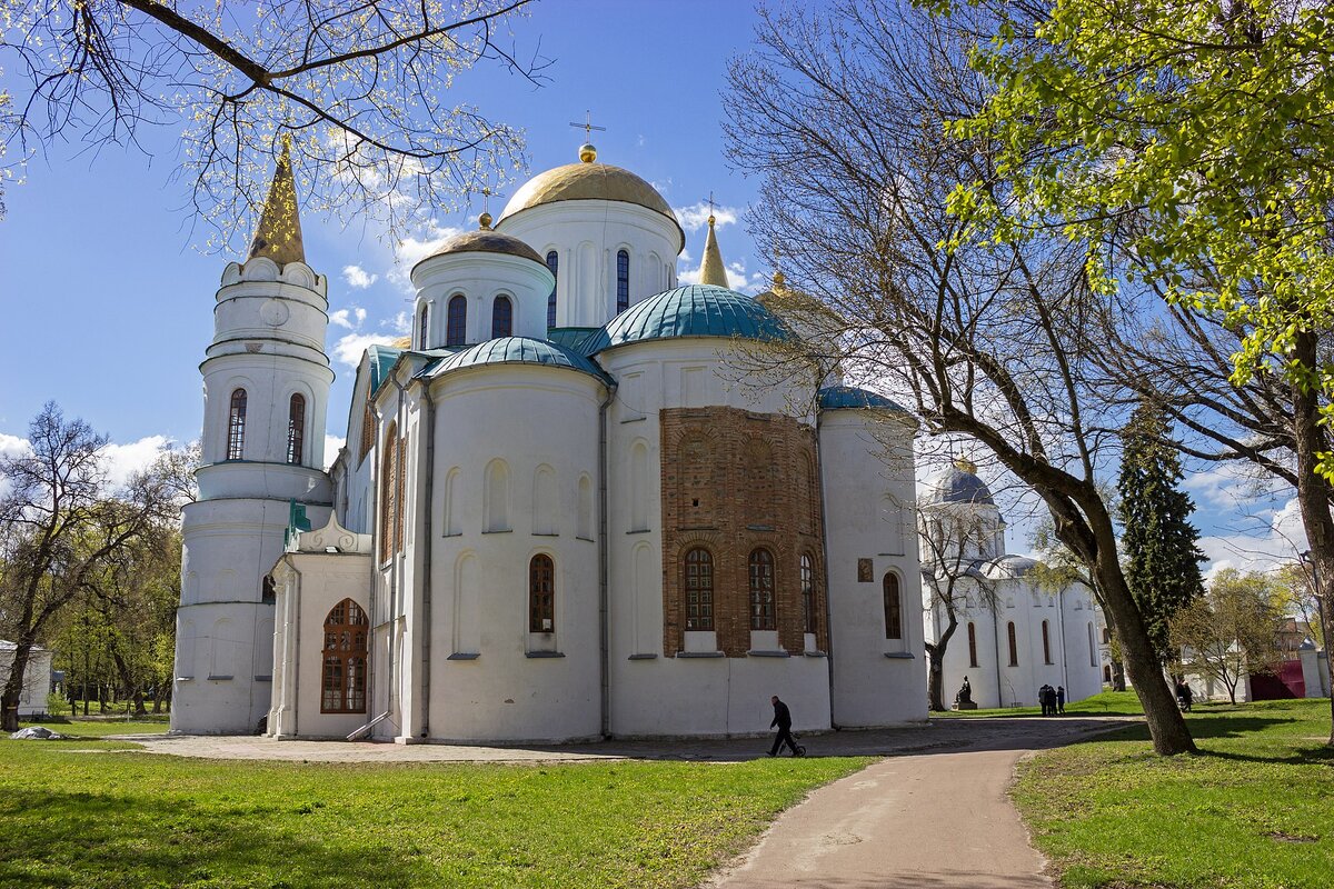 Задний план Спасо-Преображенского собора в Чернигове