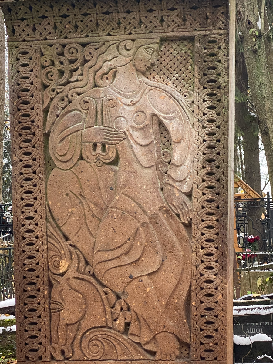 Памятник на могиле поэтессы Веры Звягинцевой