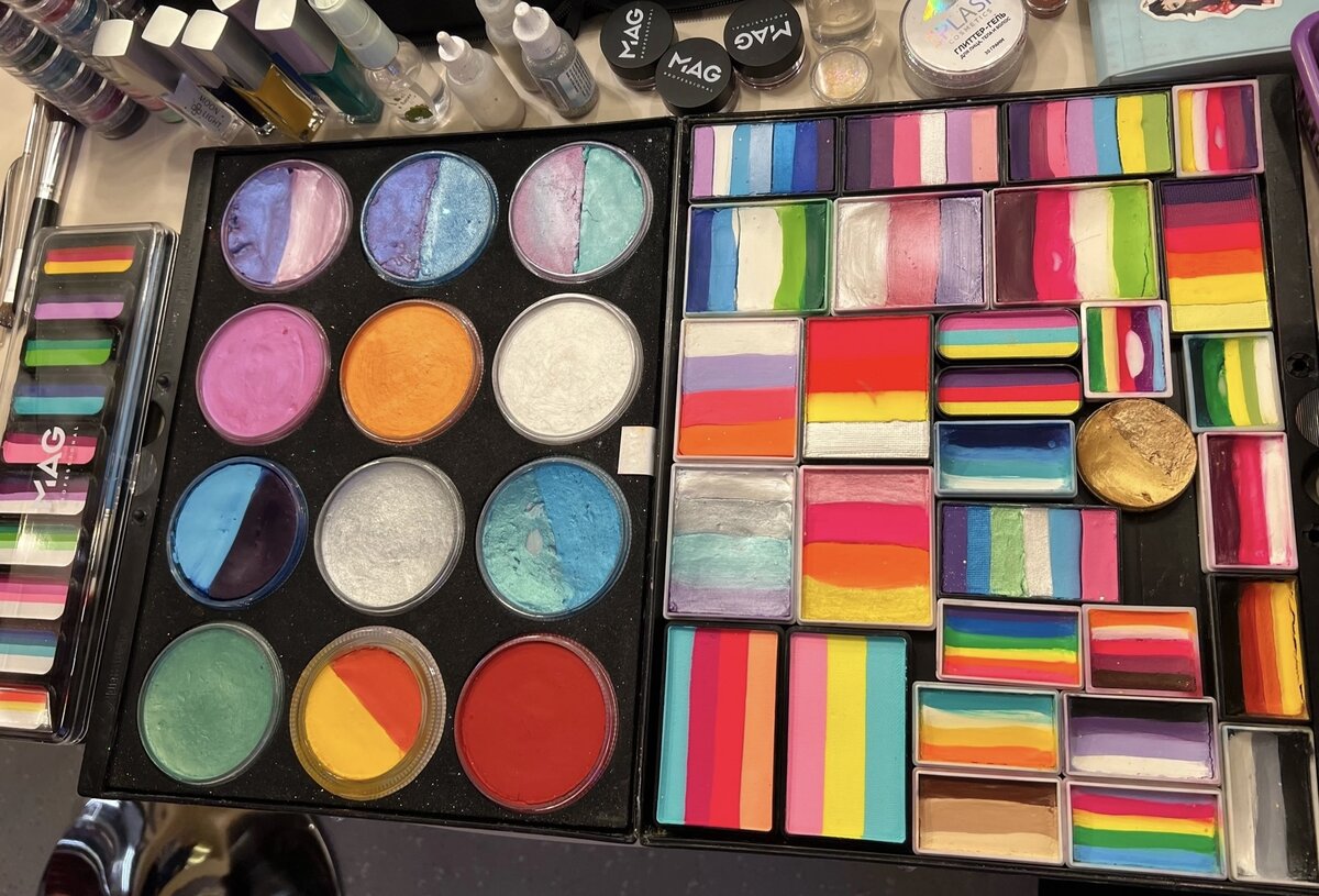 Пример расположения красок с вкладышем слева  и без вкладыша справа