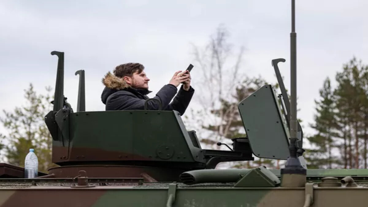 CC BY-SA 2.0 / Saeima / Reinis Inkēns / Fotokonkursa “Manas brīvības piemineklis” uzvarētāji, īpašo balvu ieguvēji un pedagogi apmeklē Ādažu bāzi