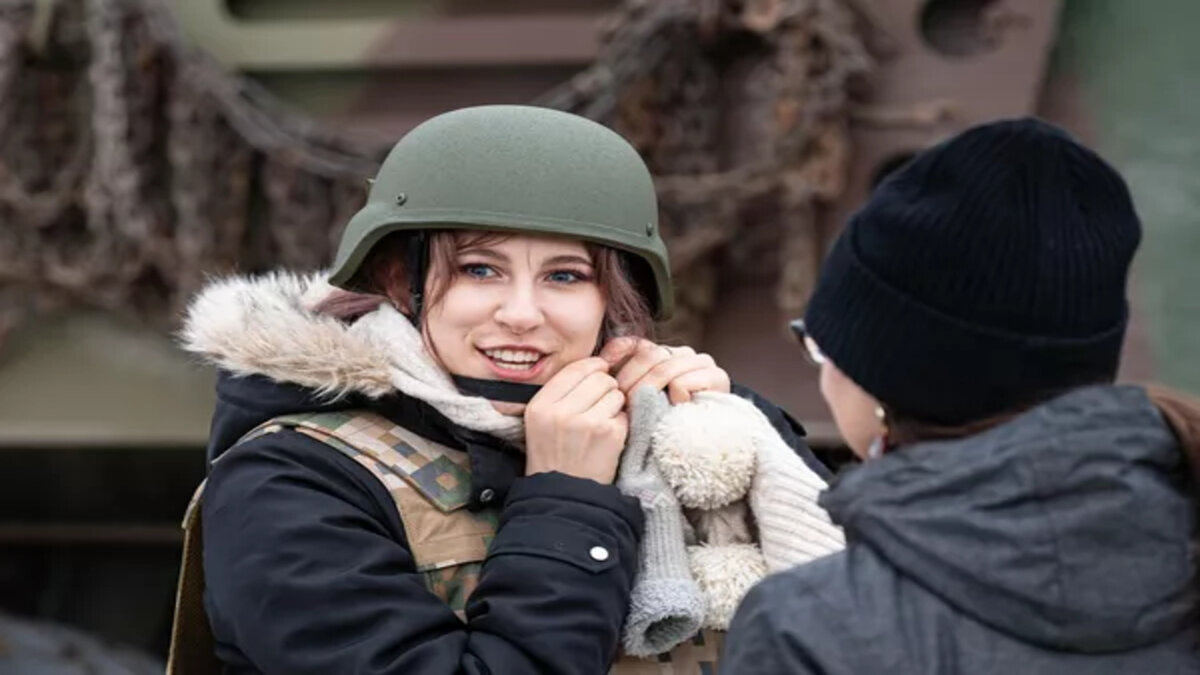 CC BY-SA 2.0 / Saeima / Reinis Inkēns / Fotokonkursa “Manas brīvības piemineklis” uzvarētāji, īpašo balvu ieguvēji un pedagogi apmeklē Ādažu bāzi