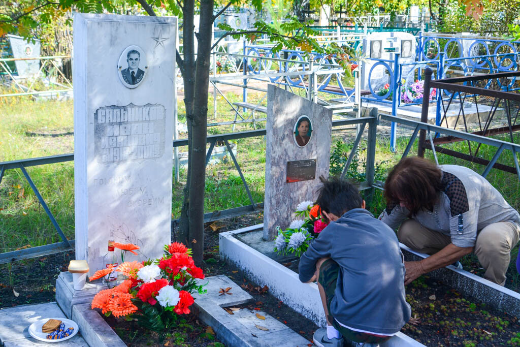 2. Иван Иванович и Евгения Яковлевна. Они познакомились во время войны в госпитале, где дед проходил лечение, а бабушка работала медсестрой.  У него было ранение в колено. Из анестезии - стакан спирта. А далее, на живую, ему хирургическим коловоротом высверлили пулю из сустава. А сестрички (и бабушка) держали, чтобы не брыкался. Колено после этого у деда не сгибалось.