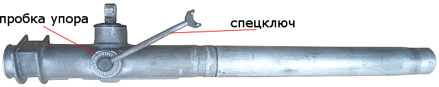 Вращение регулировочной пробки-упора рейки специальным ключом