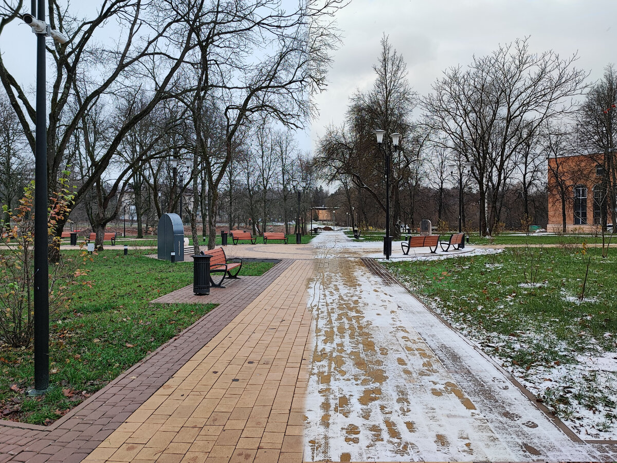 Парк возле кинотеатра Мир. 