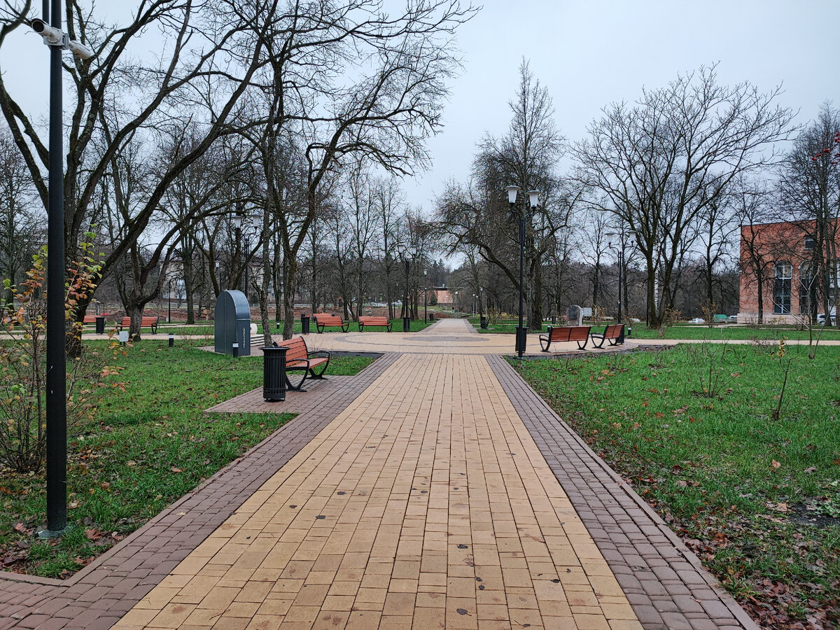 Парк возле кинотеатра Мир. Фото автора 2023 год