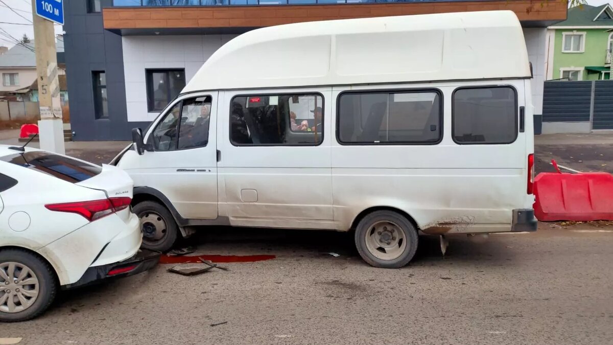     На улице Елецкой в Волгограде маршрутка столкнулась с двумя автомобилями. Водитель перед аварией потерял сознание.