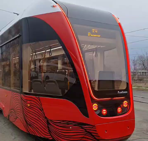    В Новотроицк приехал первый из 13 современных трамваев «Львенок» Кристина Просвиркина