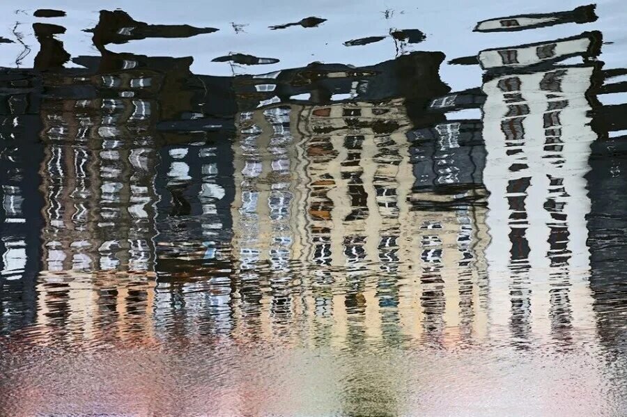 Источник фото: https://triptonkosti.ru/4-foto/otrazhenie-v-luzhe-risunok-89-foto.html для иллюстрации