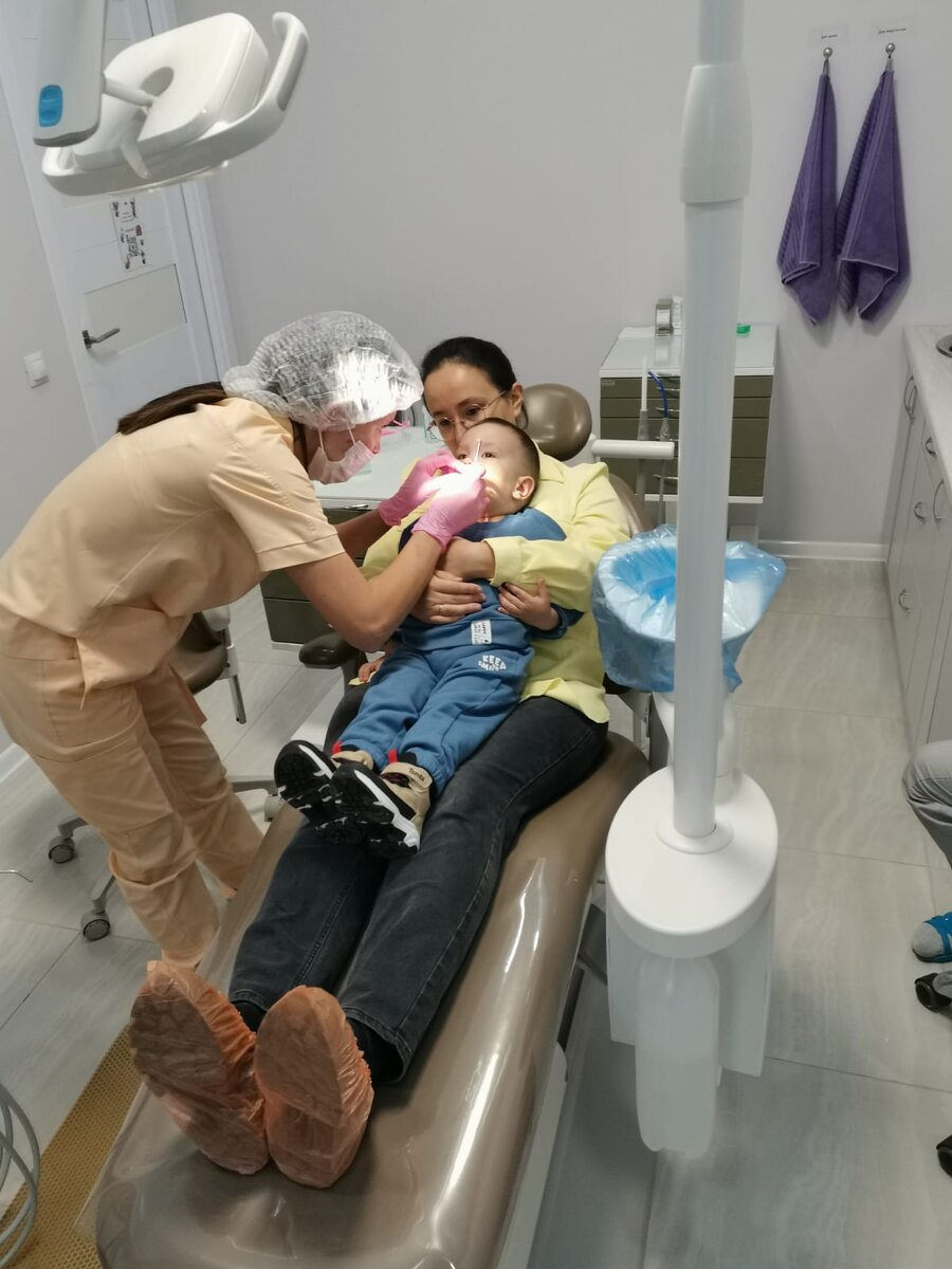 Малышу Мансуру лечат зубки 