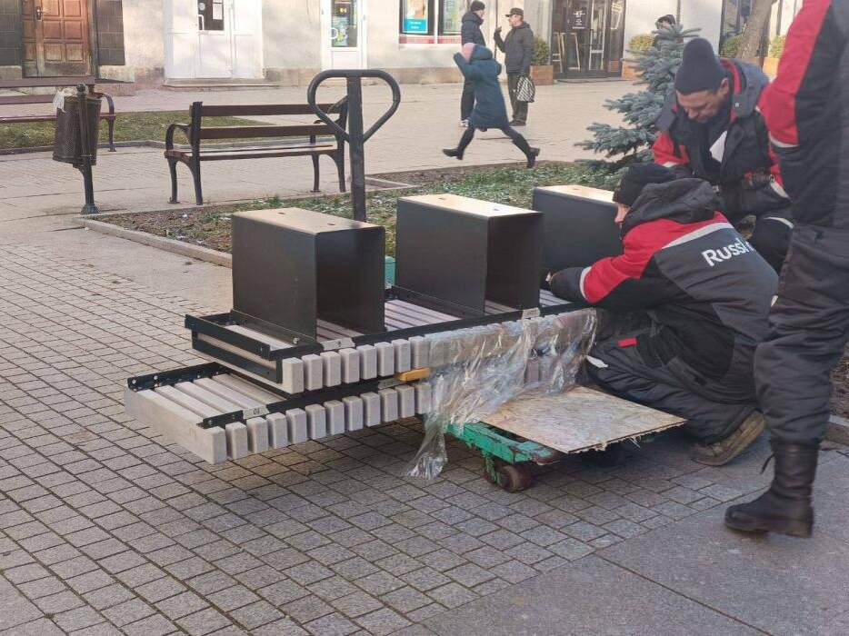 Скамейки меняют на улице Пушкина в Пскове. Фото: ПАИ
