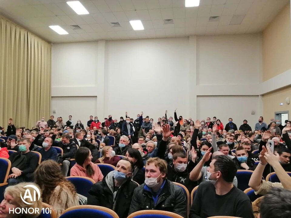В актовом зале школы 326 собрались сотни жителей 
Фото: Ольга НОВИКОВА