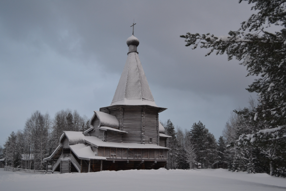 В получасе езды от Архангельска понаблюдать за северным сиянием можно с территории музея деревянного зодчества под открытым небом «Малые Корелы»