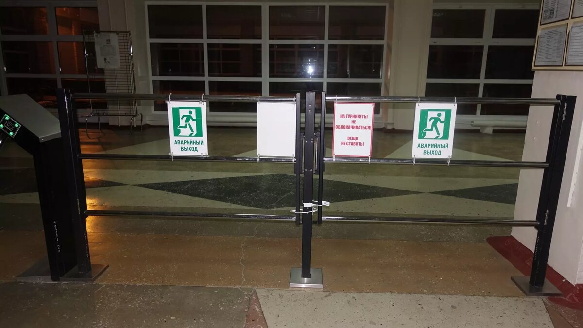     В образовательных организациях Ижевска введен контрольно-пропускной режим, чтобы обеспечить антитеррористическую защищенность зданий и безопасность школьников и педагогов во время проведения учебных занятий. Об этом сообщает пресс-служба муниципалитета.