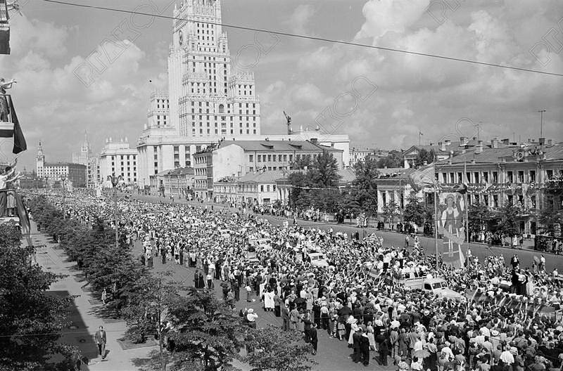 Демонстрация участников фестиваля во время движения по Садовому кольцу. СССР, Москва, 1957г.
Фотограф Н. Грановский.
РГАКФД. Арх. № 1-103516
