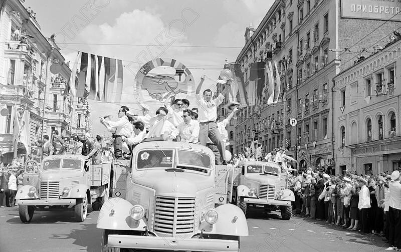 Автомашины с участниками фестиваля направляются на стадион им. Ленина, проезжая через площадь Маяковского. СССР, Москва. 28.07.1957г.
Фотограф З. Хухлаев.
РГАКФД. Арх. № 1-38456