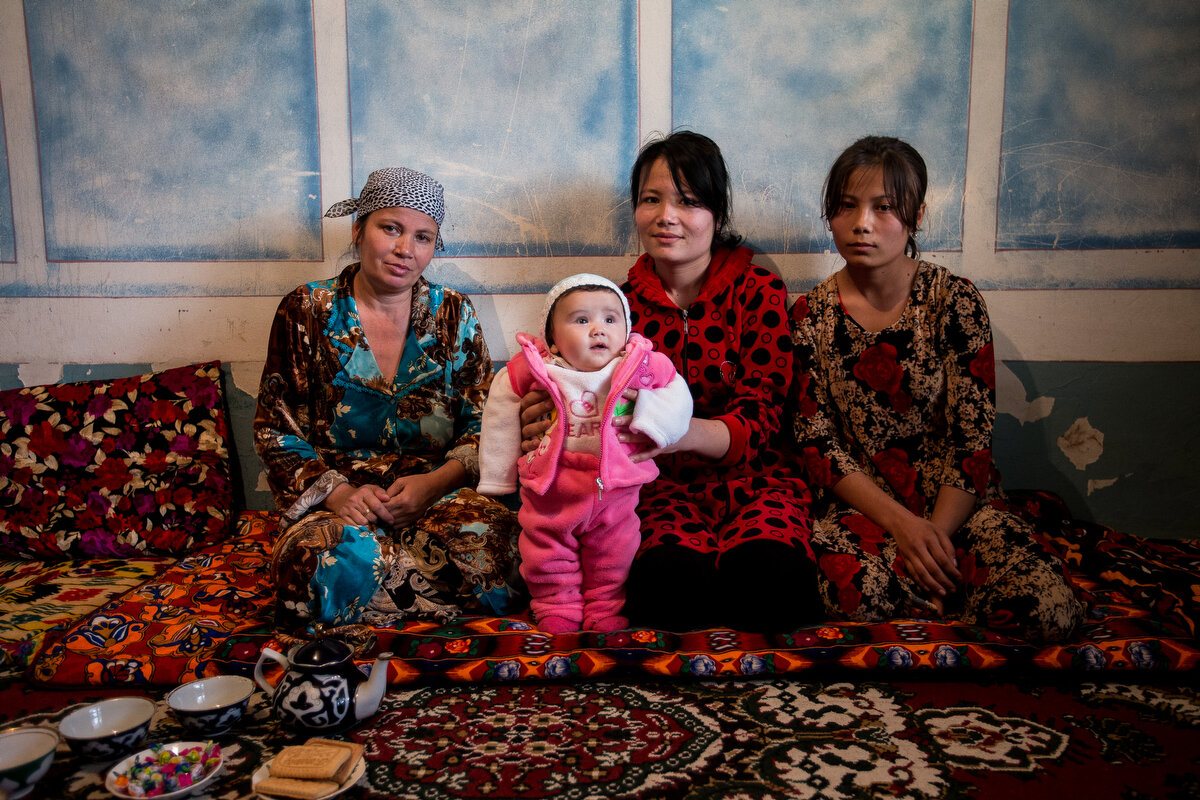 Бедные таджики. Узбекские женщины. Узбекистан люди. Жители средней Азии. Средняя Азия люди.