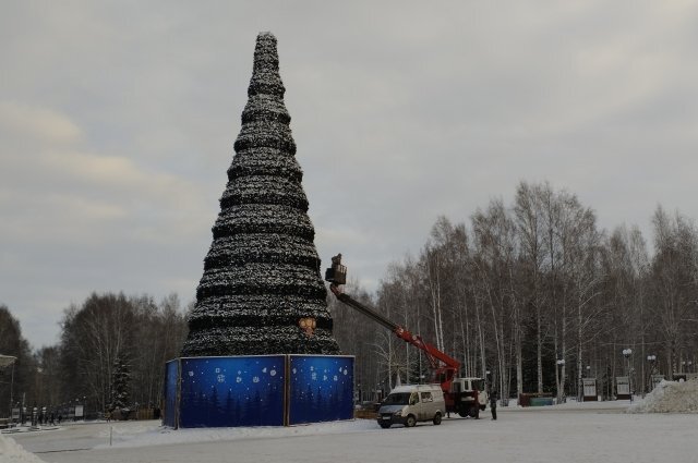    В Ханты-Мансийске установили 33-метровую елку