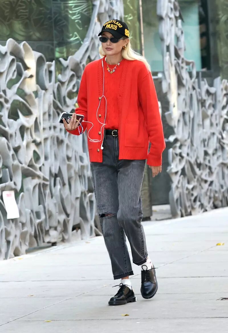 От свитеров с яркими принтами до кожаных курток с винтажным эффектом и байкерских шорт — мы познакомимся поближе с вдохновляющим осенним уличным стилем Джиджи Хадид.-3
